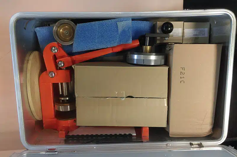 Leihartikel der Jugendfeuerwehr Saarland Buttonmaschine